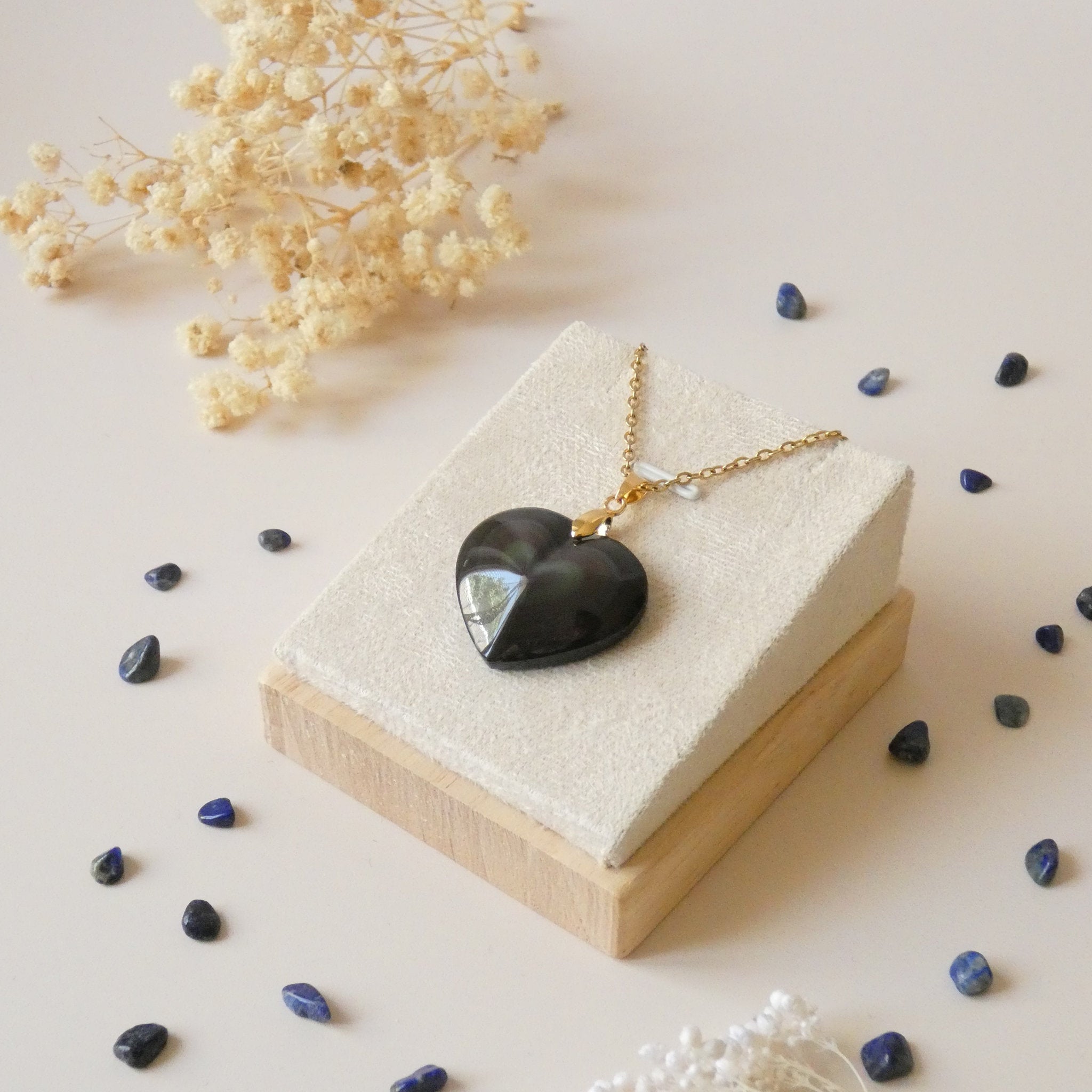 Pendentif coeur en obsidienne oeil céleste 2,7 cm bélière dorée