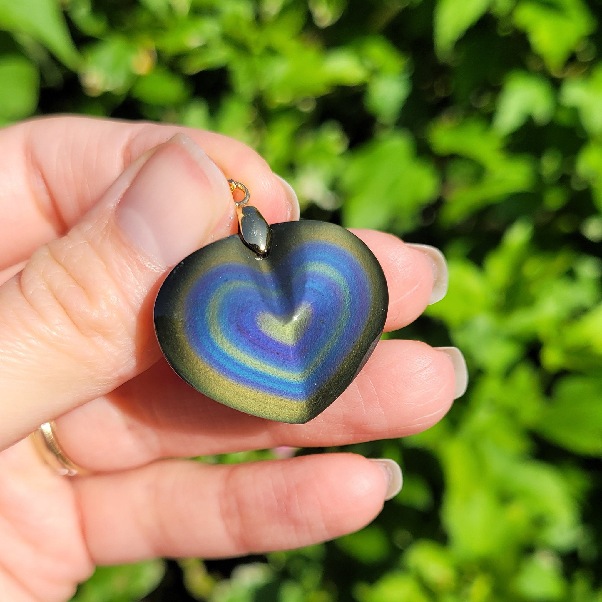 Pendentif coeur en obsidienne oeil céleste 2,6 cm bélière dorée