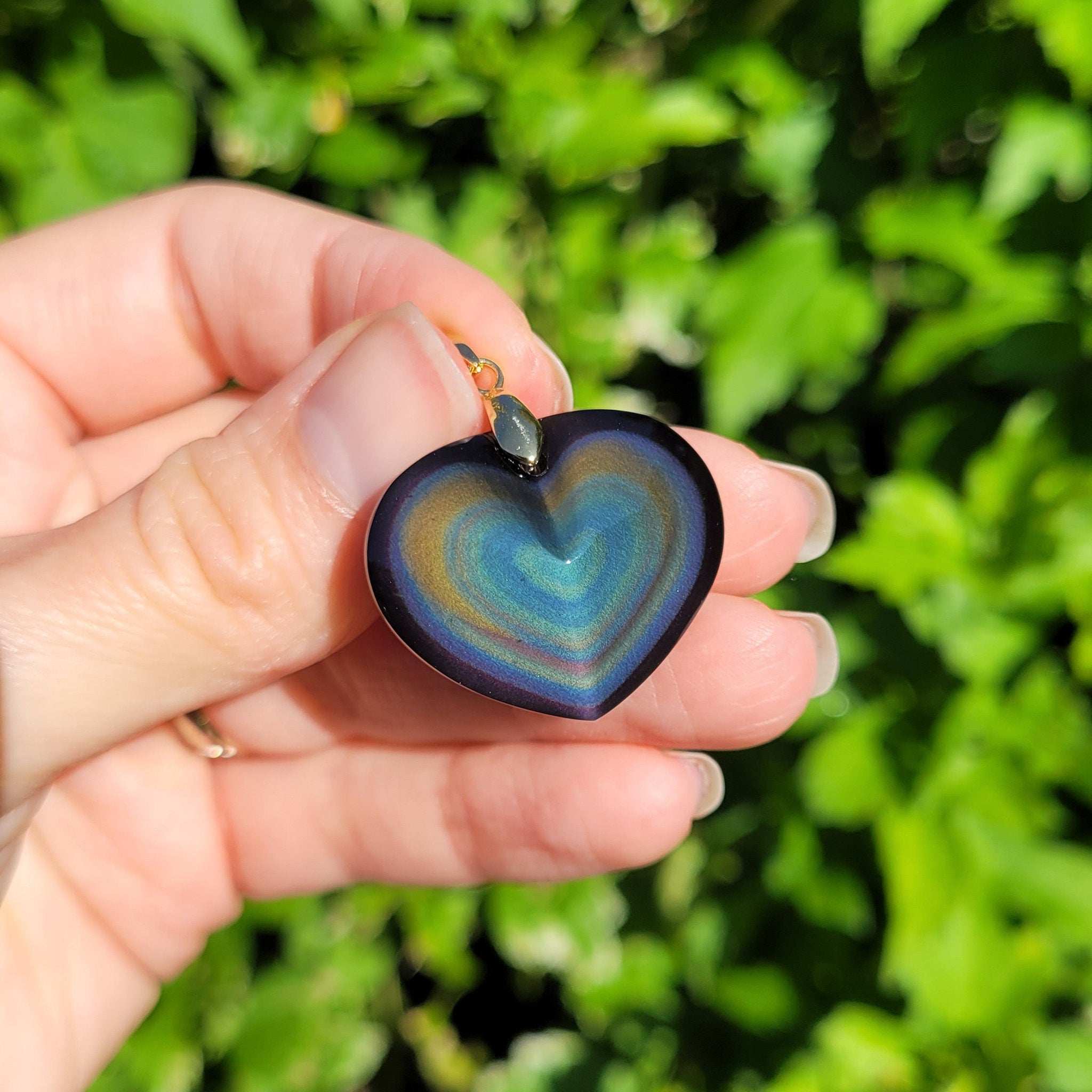 Pendentif coeur en obsidienne oeil céleste 2,4 cm bélière dorée