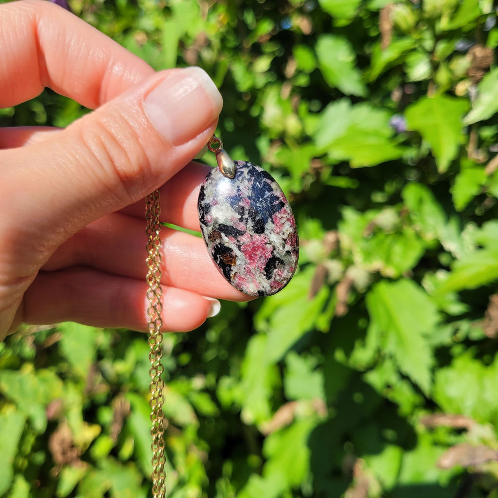 Pendentif en eudialyte, bélière dorée - pierre naturelle