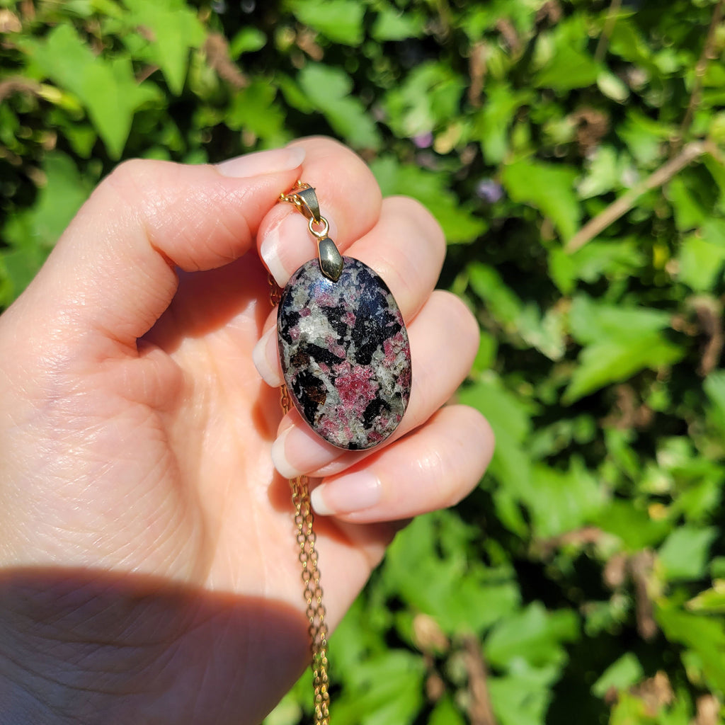 Pendentif en eudialyte, bélière dorée - pierre naturelle