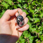 Pendentif en eudialyte, bélière dorée - pierre naturelle