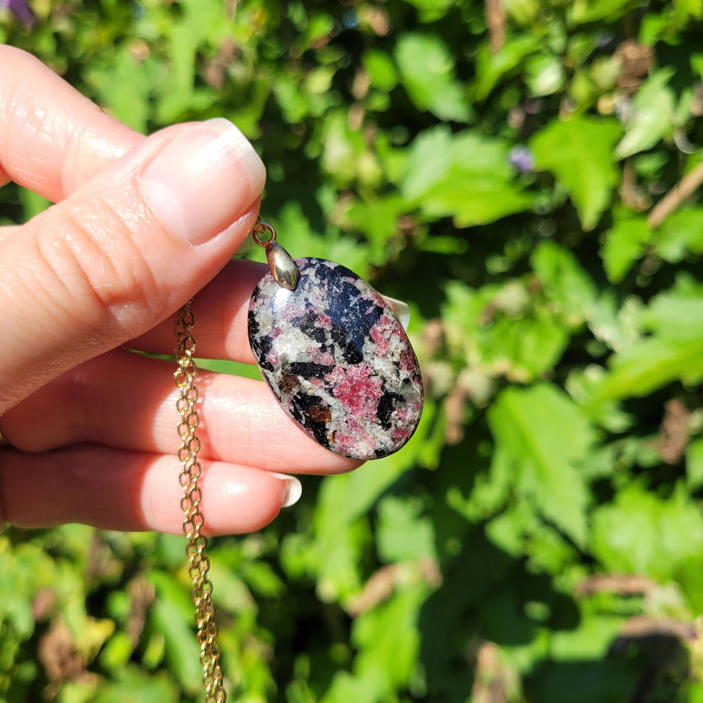 Pendentif en eudialyte, bélière dorée - pierre naturelle