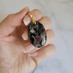 Pendentif en eudialyte, bélière dorée - pierre naturelle