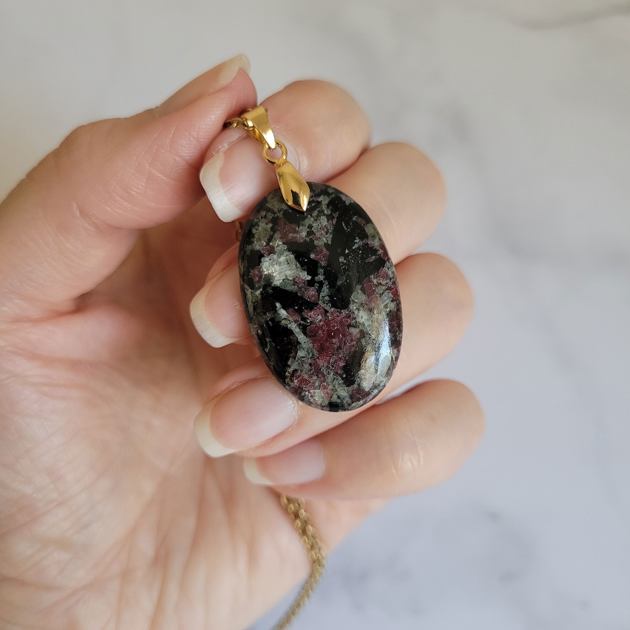 Pendentif en eudialyte, bélière dorée - pierre naturelle