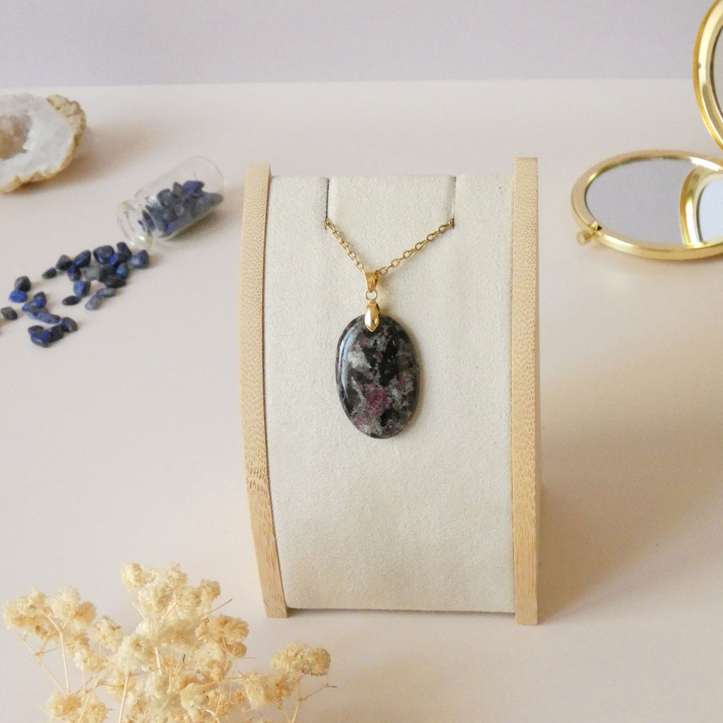 Pendentif en eudialyte, bélière dorée - pierre naturelle