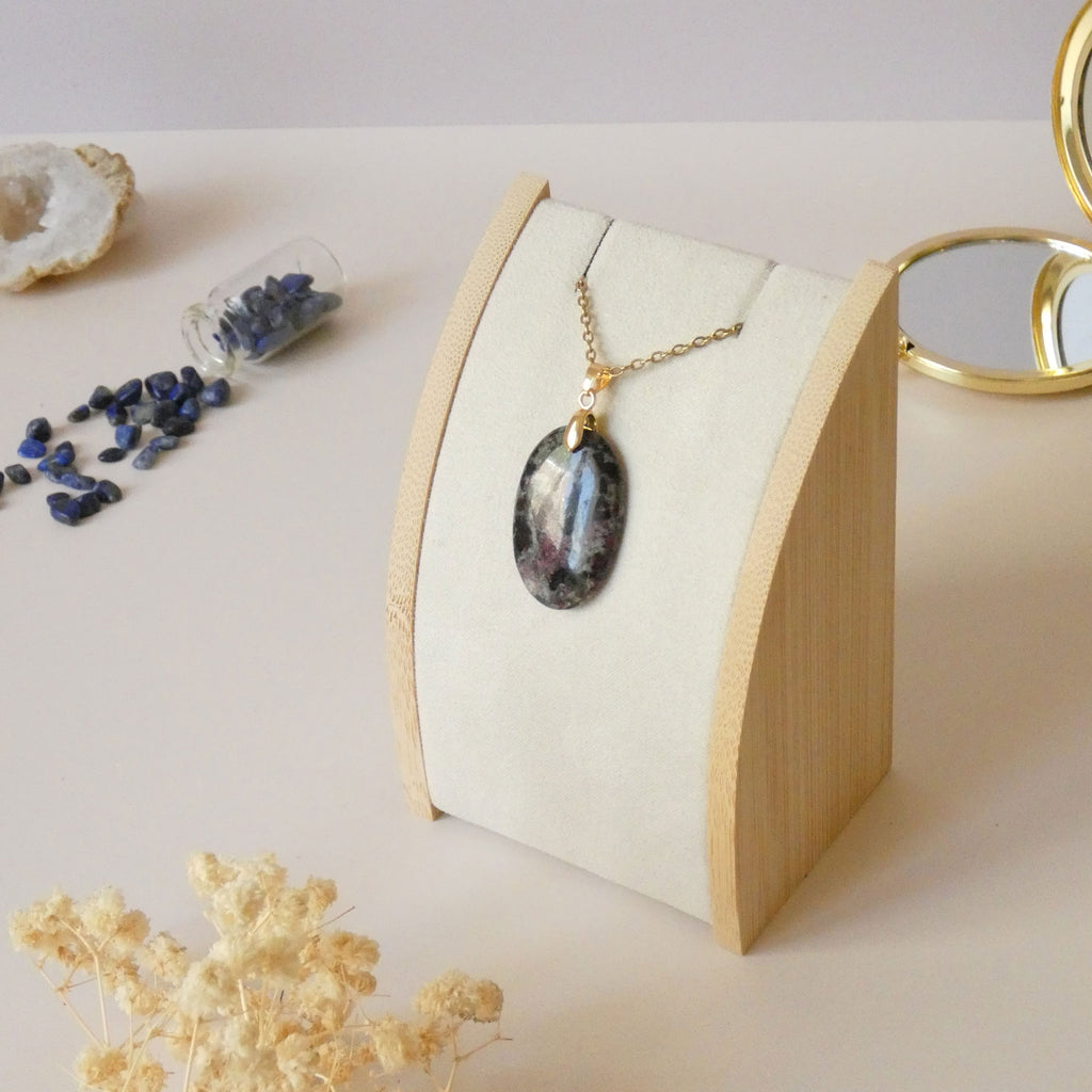 Pendentif en eudialyte, bélière dorée - pierre naturelle