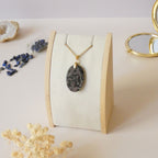 Pendentif en eudialyte, bélière dorée - pierre naturelle