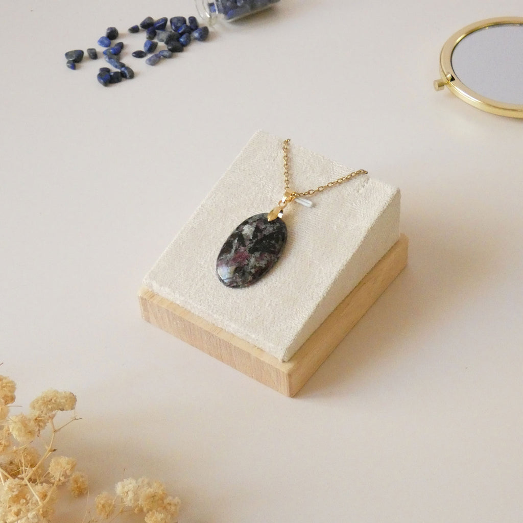 Pendentif en eudialyte, bélière dorée - pierre naturelle