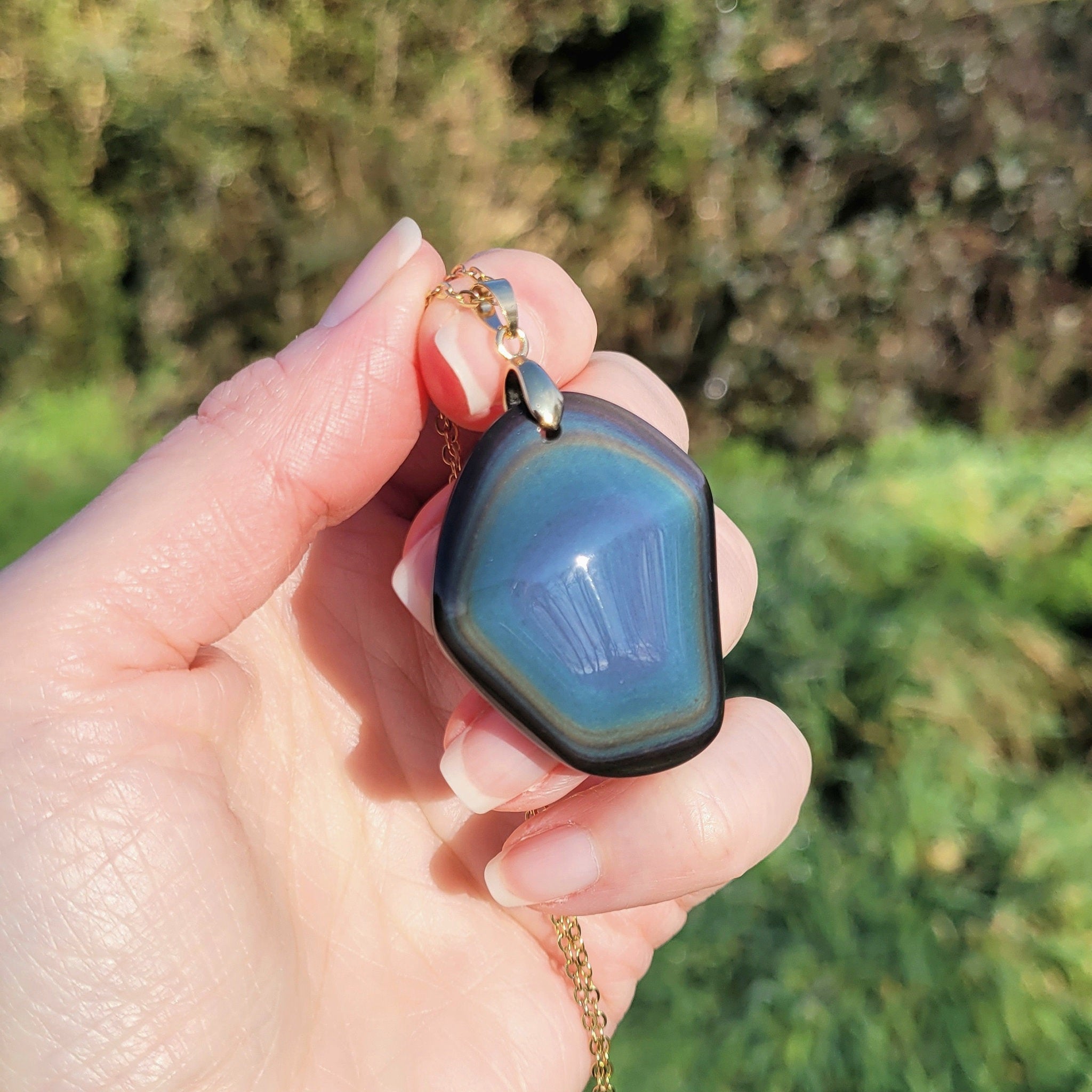 Pendentif forme libre obsidienne oeil céleste 3,9 cm – Bélière dorée