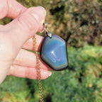 Pendentif forme libre obsidienne oeil céleste 3,9 cm – Bélière dorée