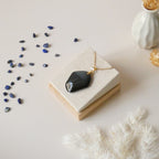 Pendentif forme libre obsidienne oeil céleste 3,9 cm – Bélière dorée