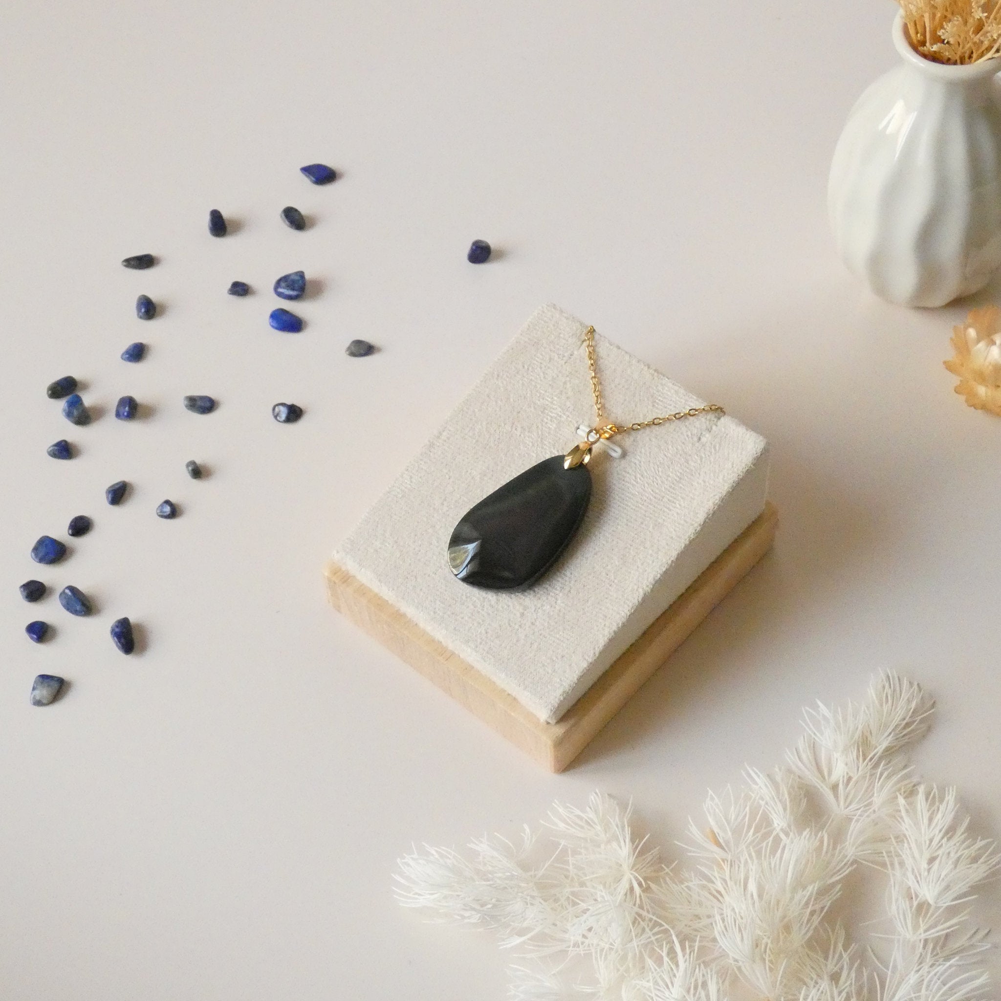Pendentif forme libre obsidienne oeil céleste 3,7 cm – Bélière dorée