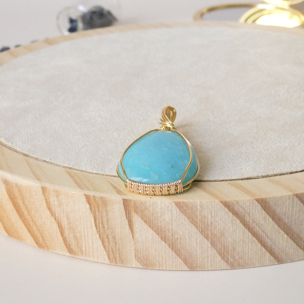 Pendentif en hémimorphite wire wrapping doré – 5,3 cm