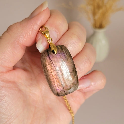 Pendentif en labradorite bélière dorée – 3,3 cm