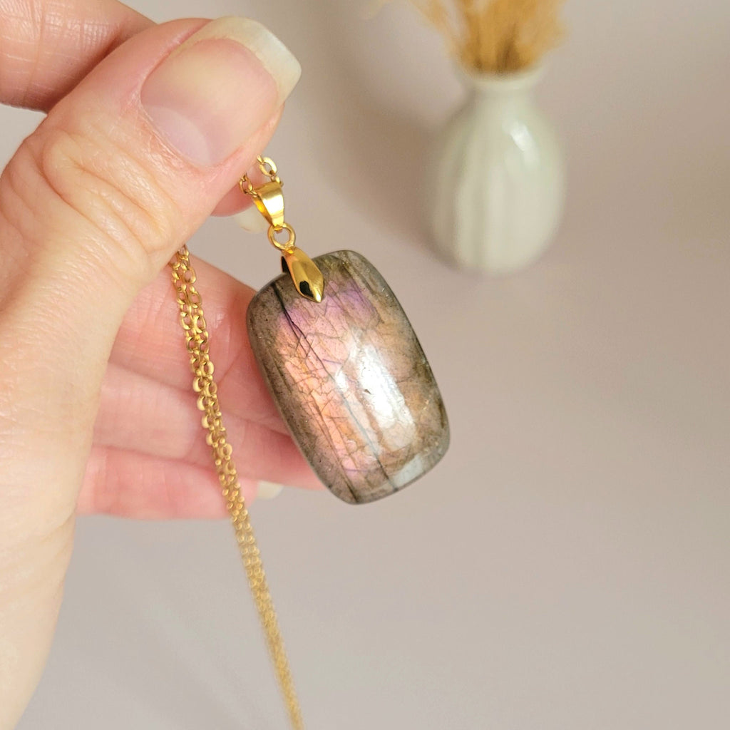 Pendentif en labradorite bélière dorée – 3,3 cm