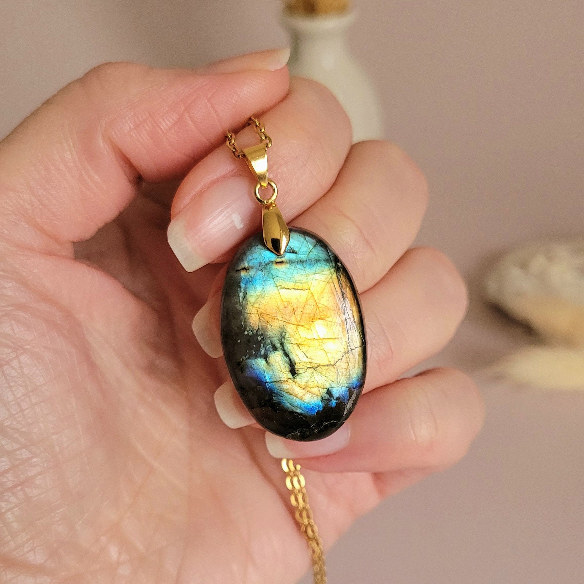 Pendentif en labradorite bélière dorée – 3,2 cm