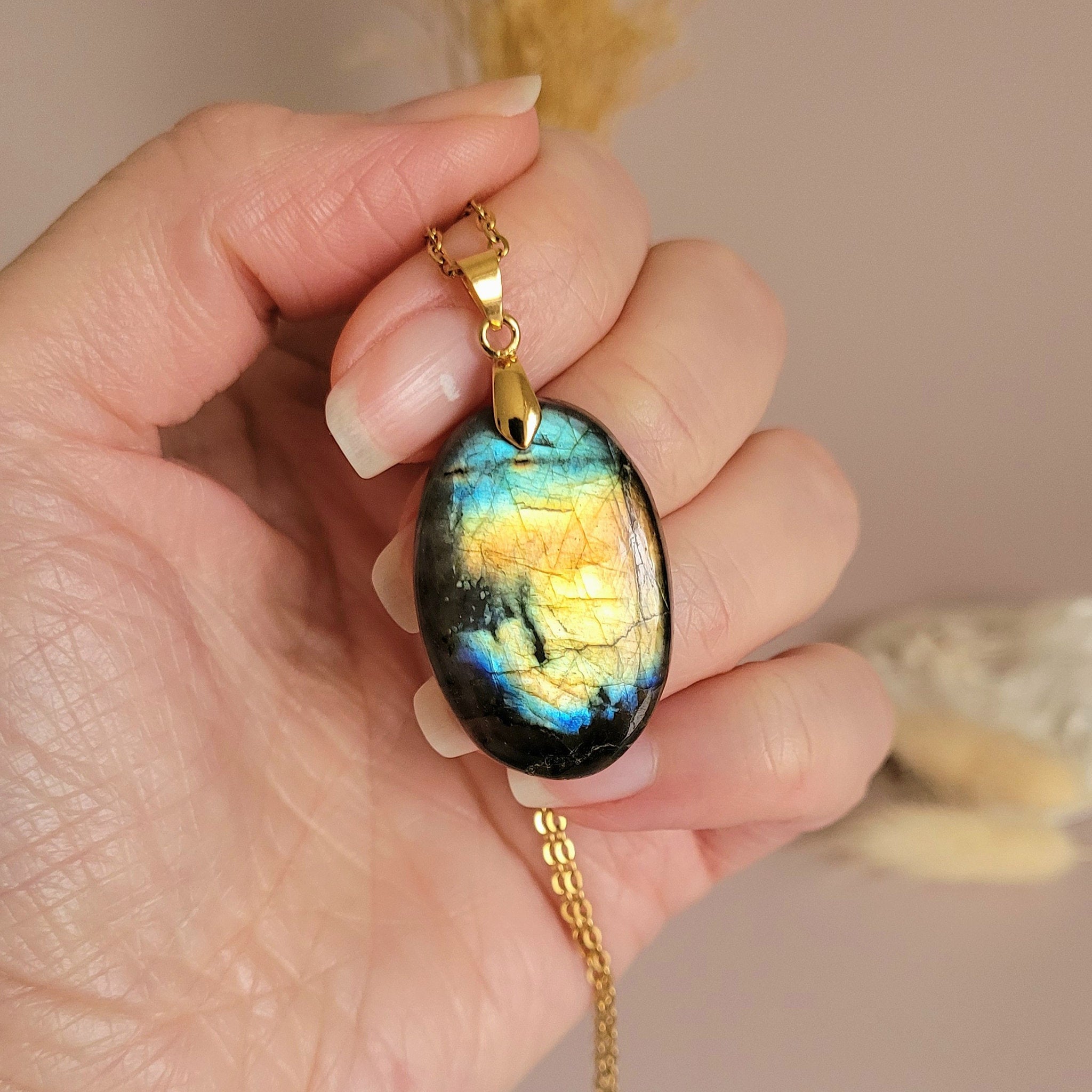 Pendentif en labradorite bélière dorée – 3,2 cm