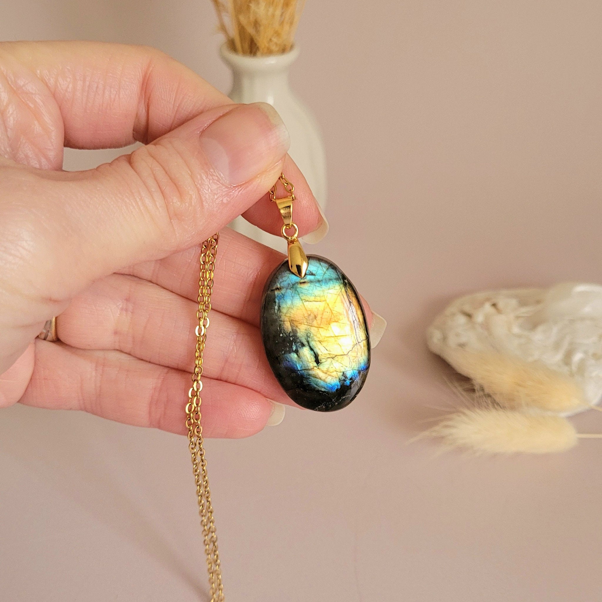 Pendentif en labradorite bélière dorée – 3,2 cm