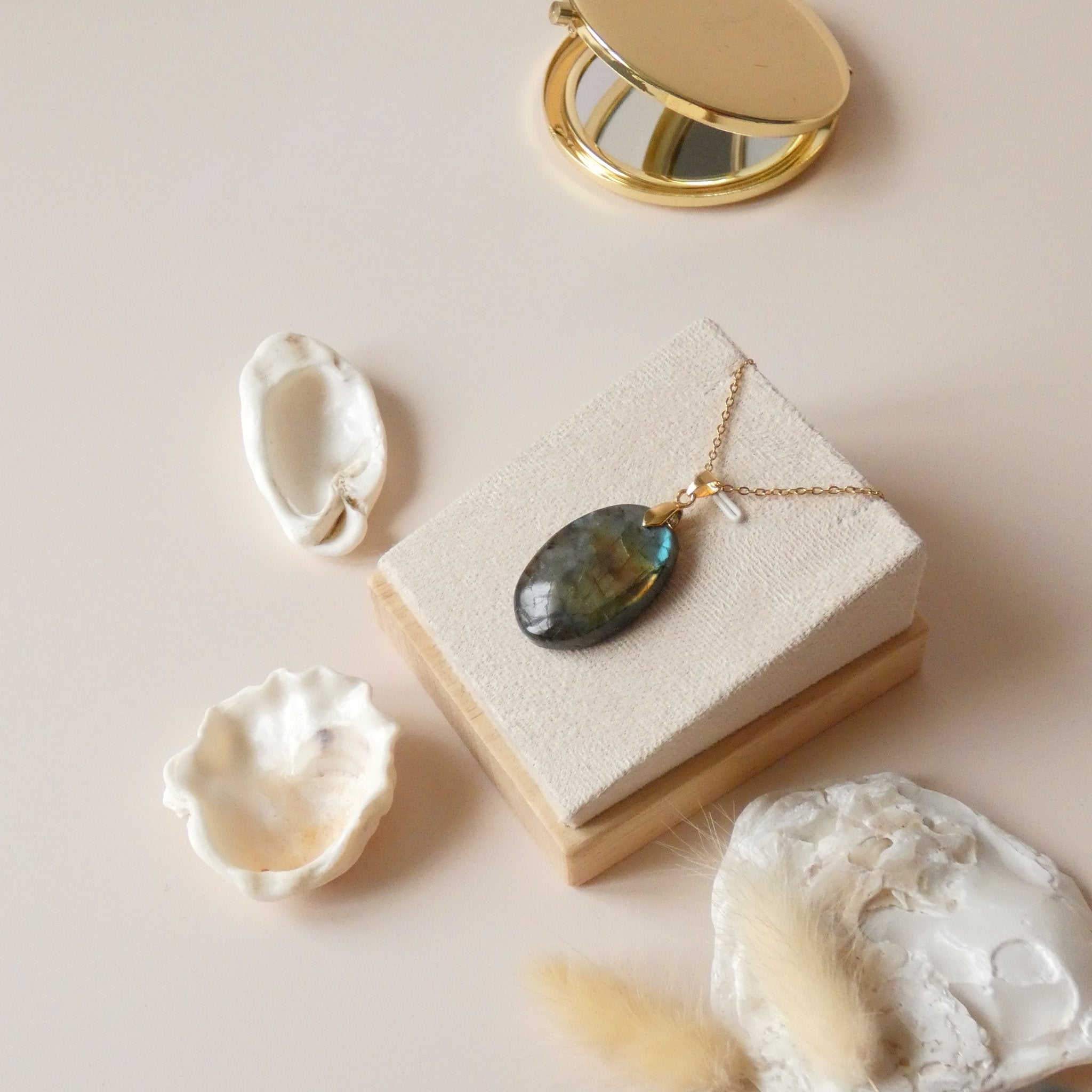 Pendentif en labradorite bélière dorée – 3,2 cm