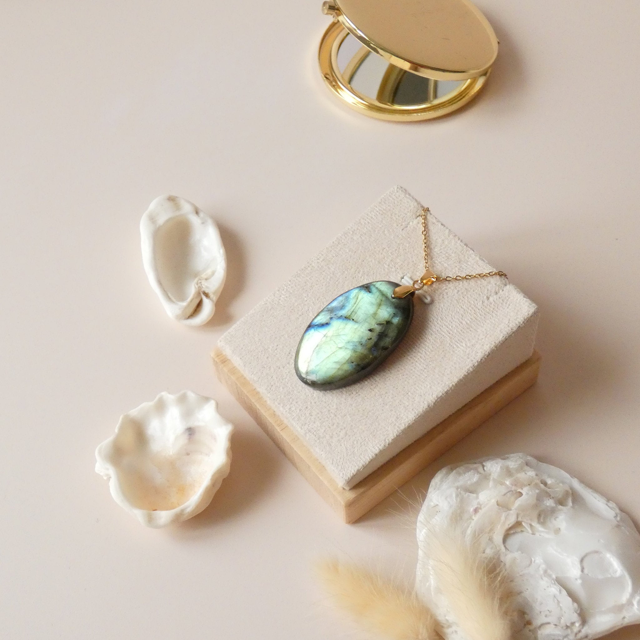 Pendentif en labradorite bélière dorée – 4,1 cm