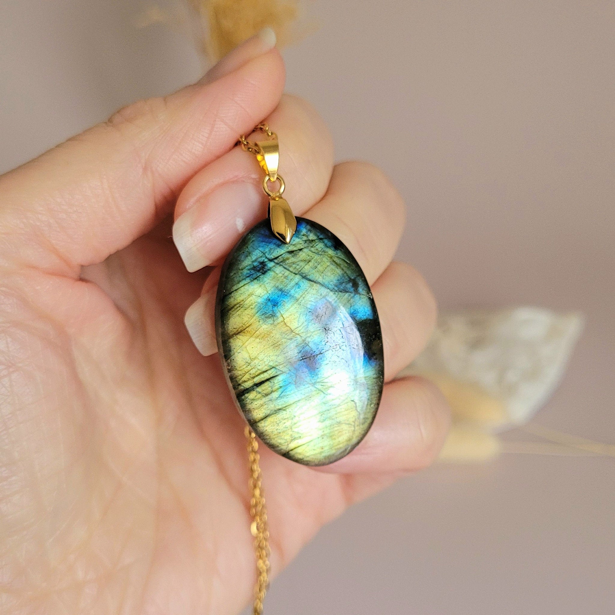 Pendentif en labradorite bélière dorée – 3,7 cm