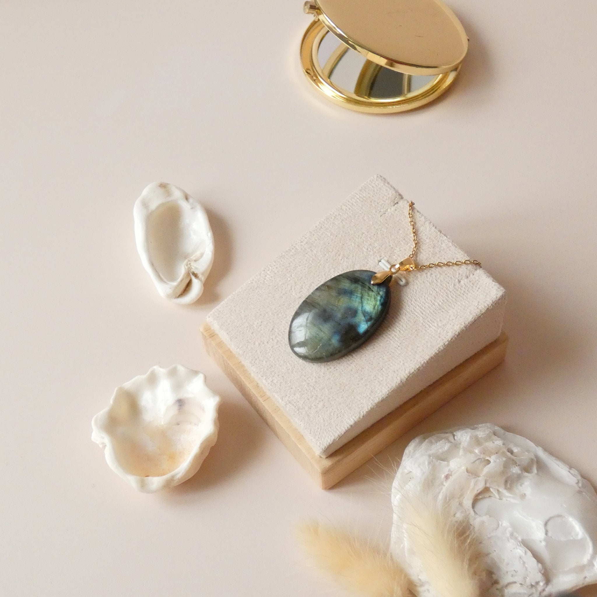 Pendentif en labradorite bélière dorée – 3,7 cm