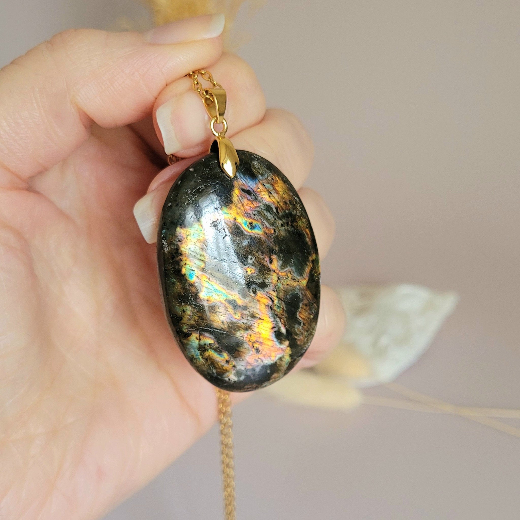 Pendentif en labradorite bélière dorée – 4,5 cm