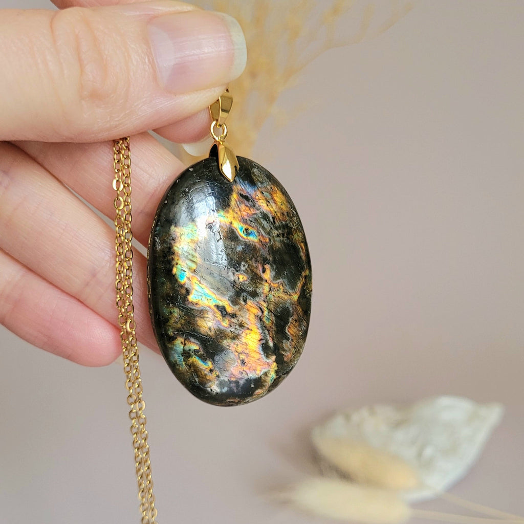 Pendentif en labradorite bélière dorée – 4,5 cm