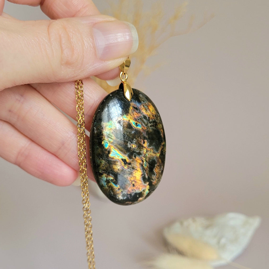 Pendentif en labradorite bélière dorée – 4,5 cm