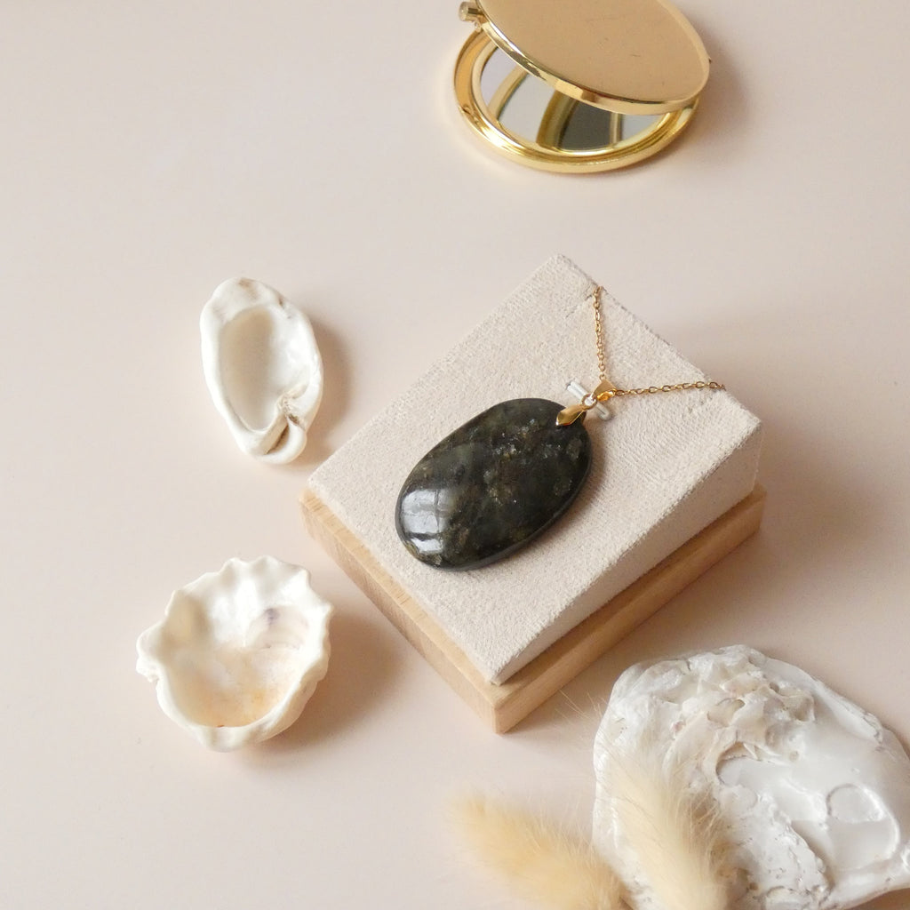 Pendentif en labradorite bélière dorée – 4,5 cm