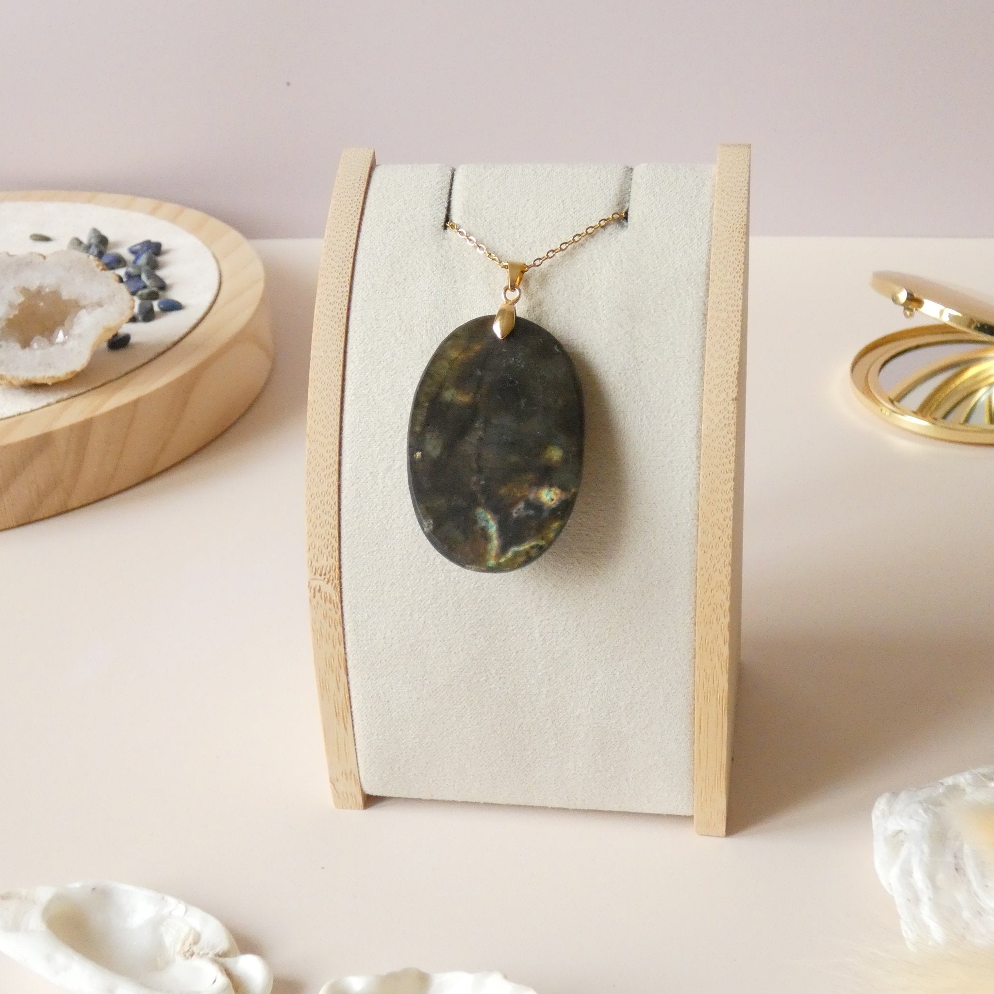 Pendentif en labradorite bélière dorée – 4,5 cm