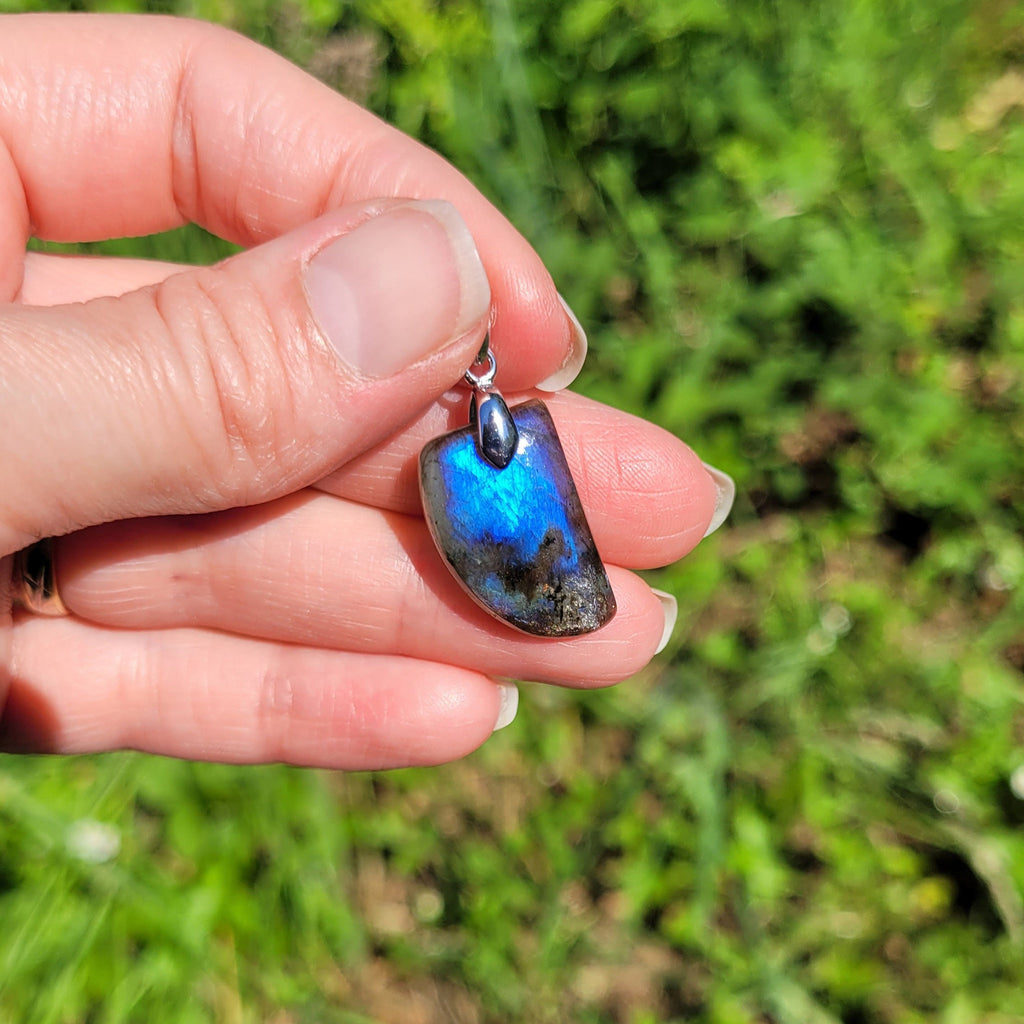 Pendentif en labradorite bélière argentée – 2,3 cm