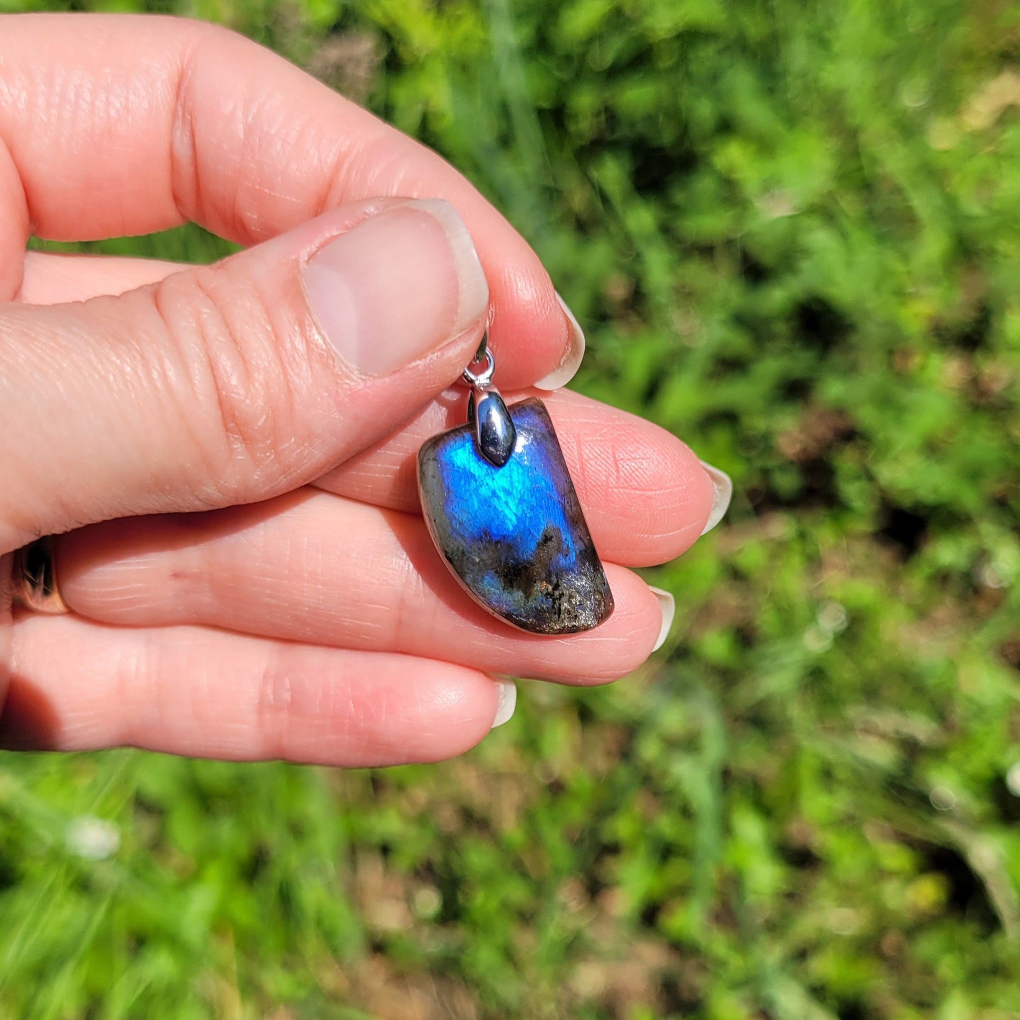 Pendentif en labradorite bélière argentée – 2,3 cm