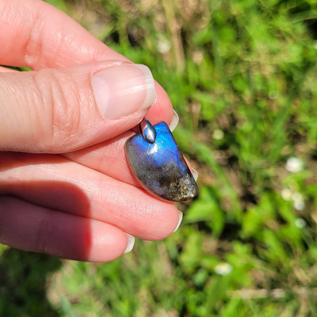 Pendentif en labradorite bélière argentée – 2,3 cm