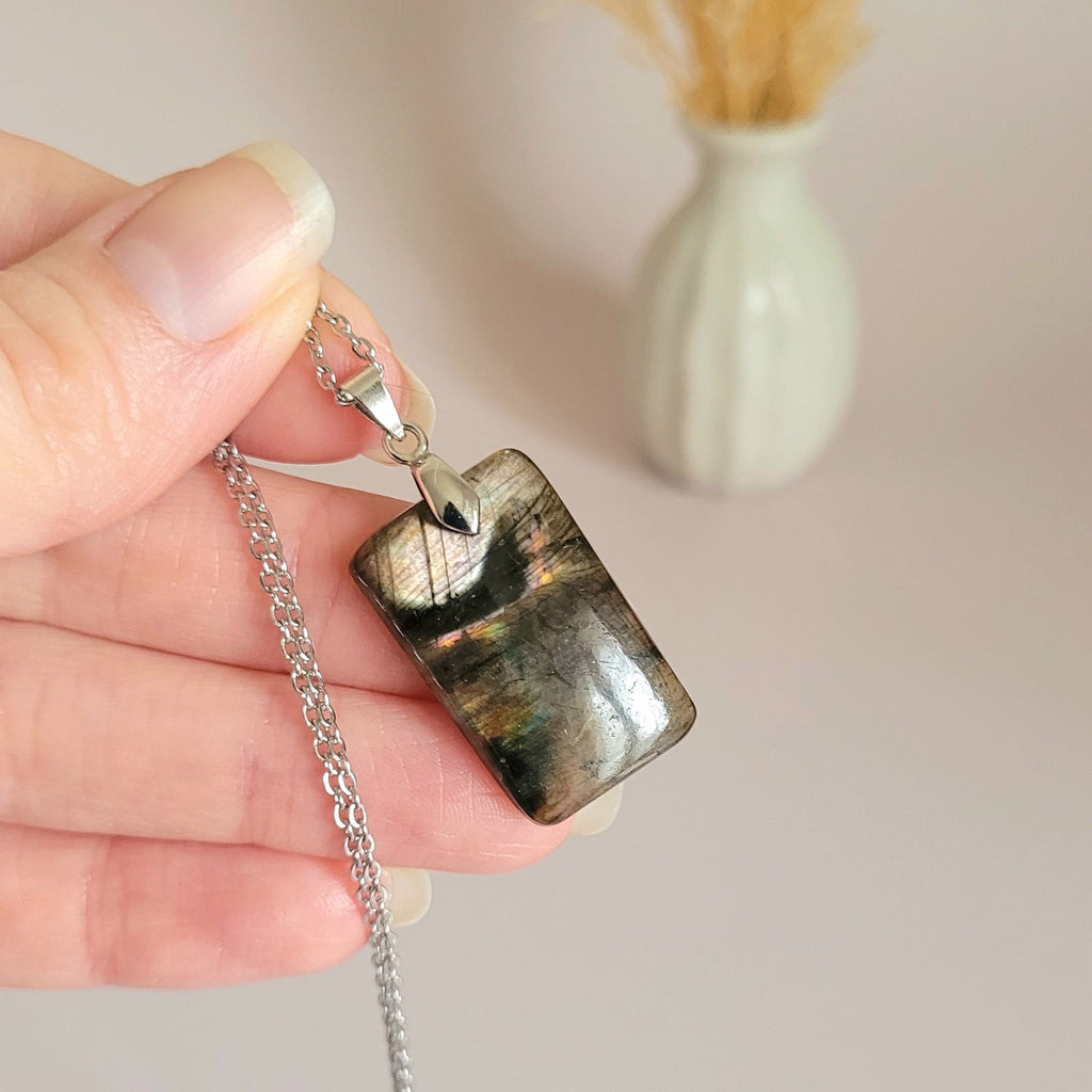 Pendentif en labradorite bélière argentée – 3,7 cm