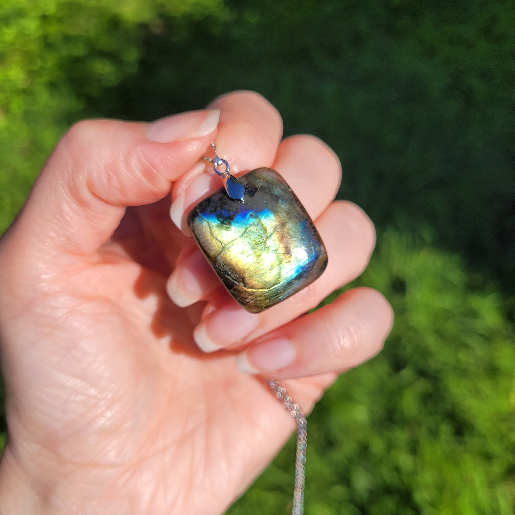 Pendentif en labradorite bélière argentée – 2,7 cm