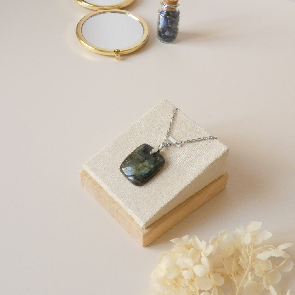 Pendentif en labradorite bélière argentée – 2,7 cm