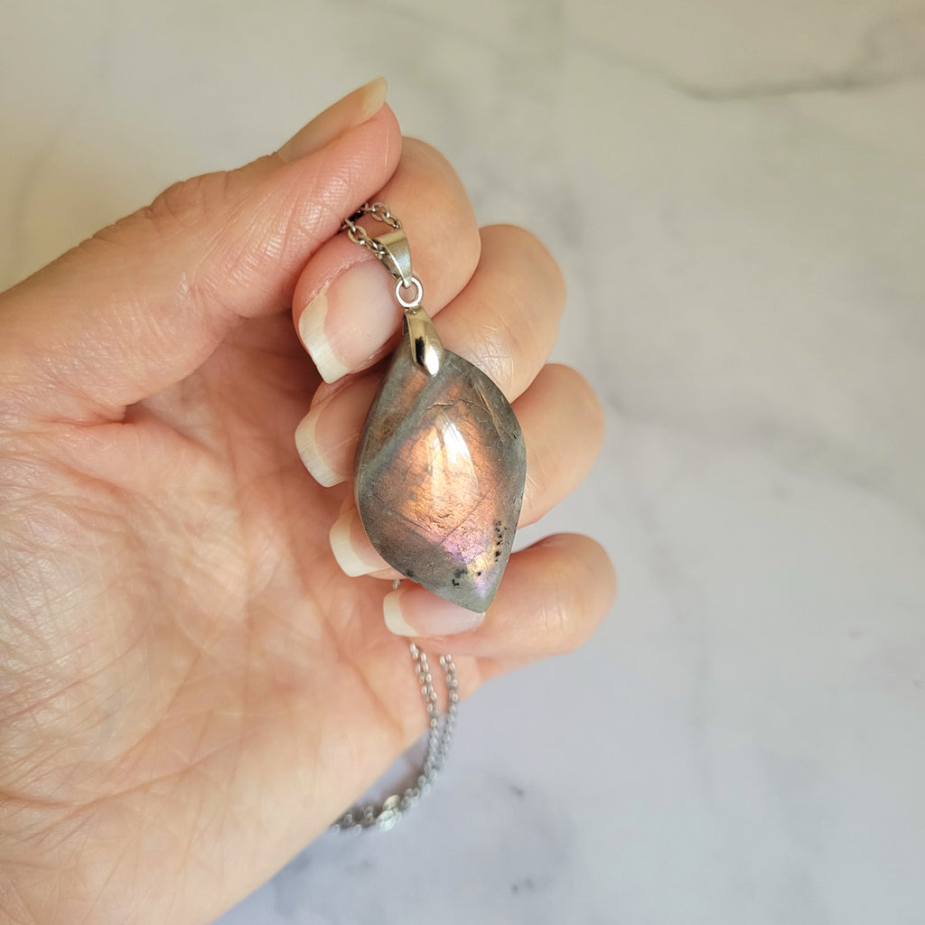 Pendentif en labradorite bélière argentée – 3,7 cm