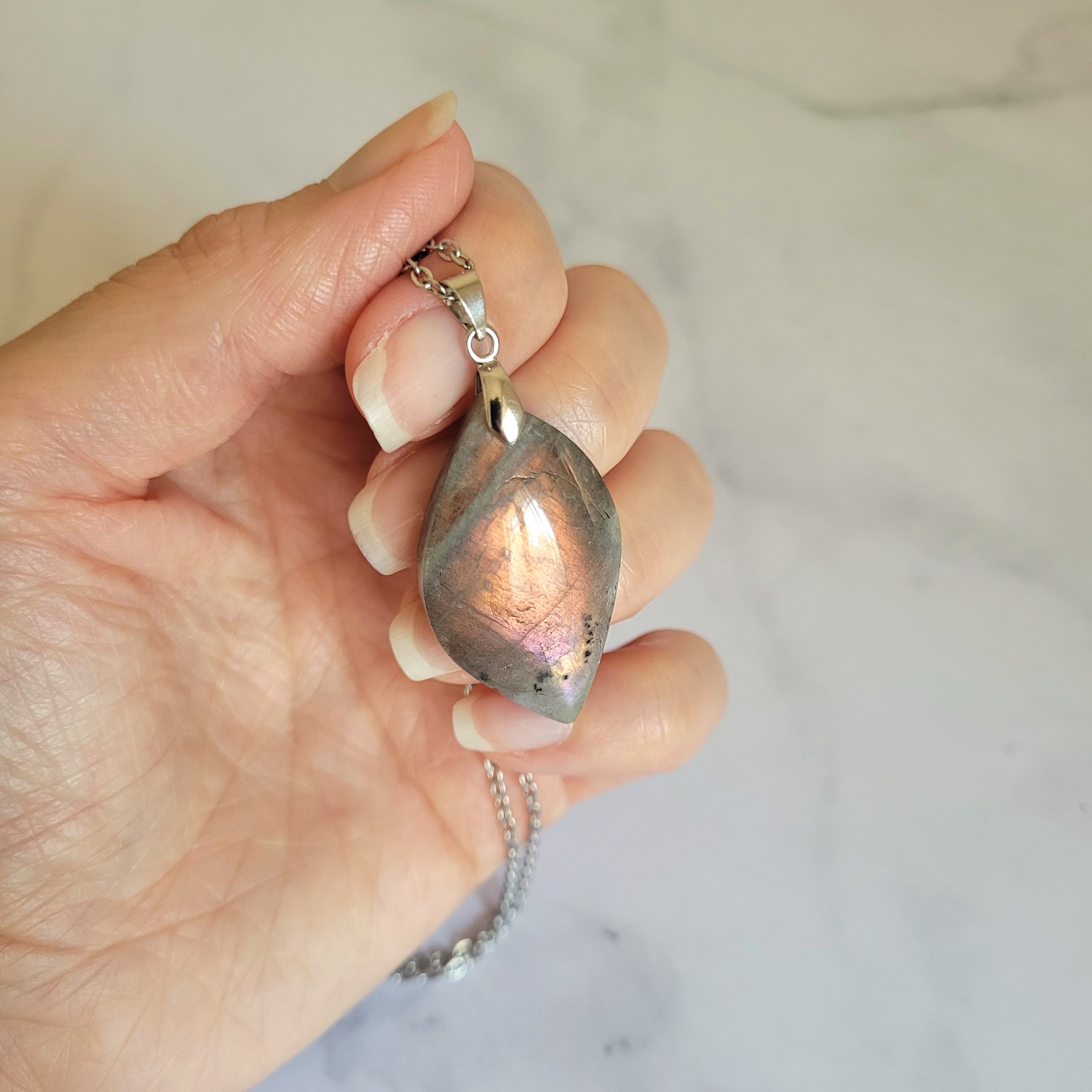 Pendentif en labradorite bélière argentée – 3,7 cm