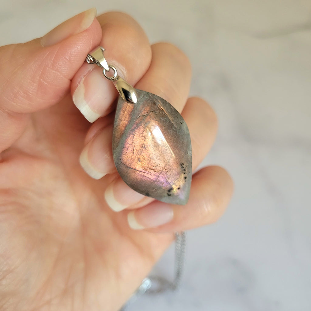 Pendentif en labradorite bélière argentée – 3,7 cm