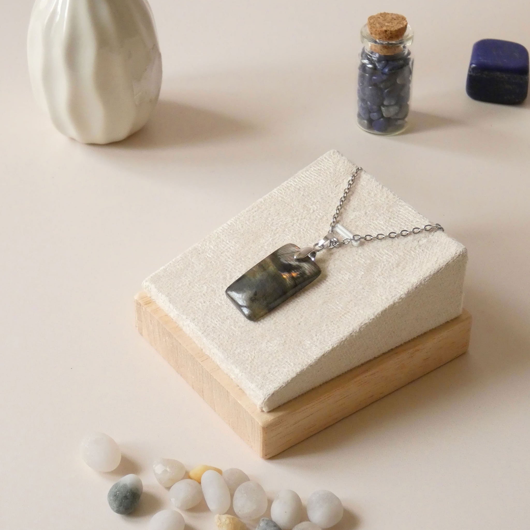 Pendentif en labradorite bélière argentée – 3,7 cm
