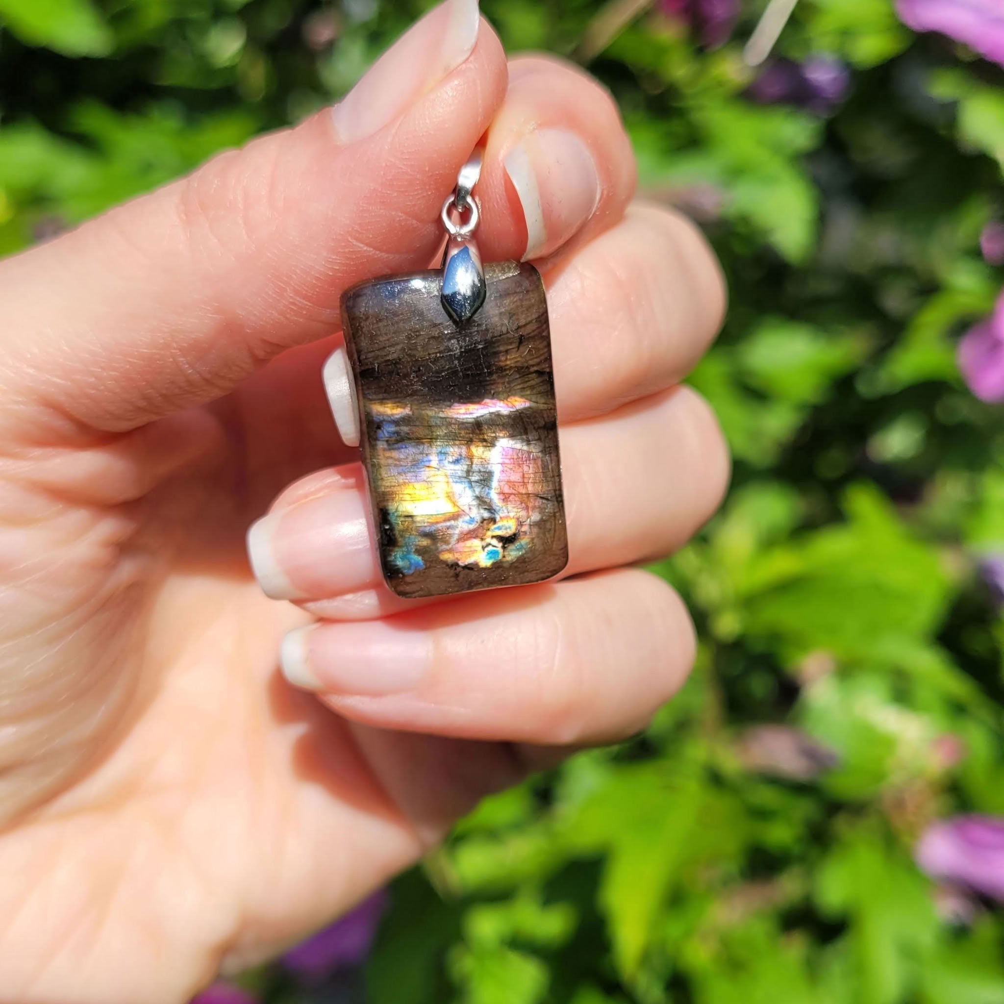 Pendentif en labradorite bélière argentée – 3,7 cm