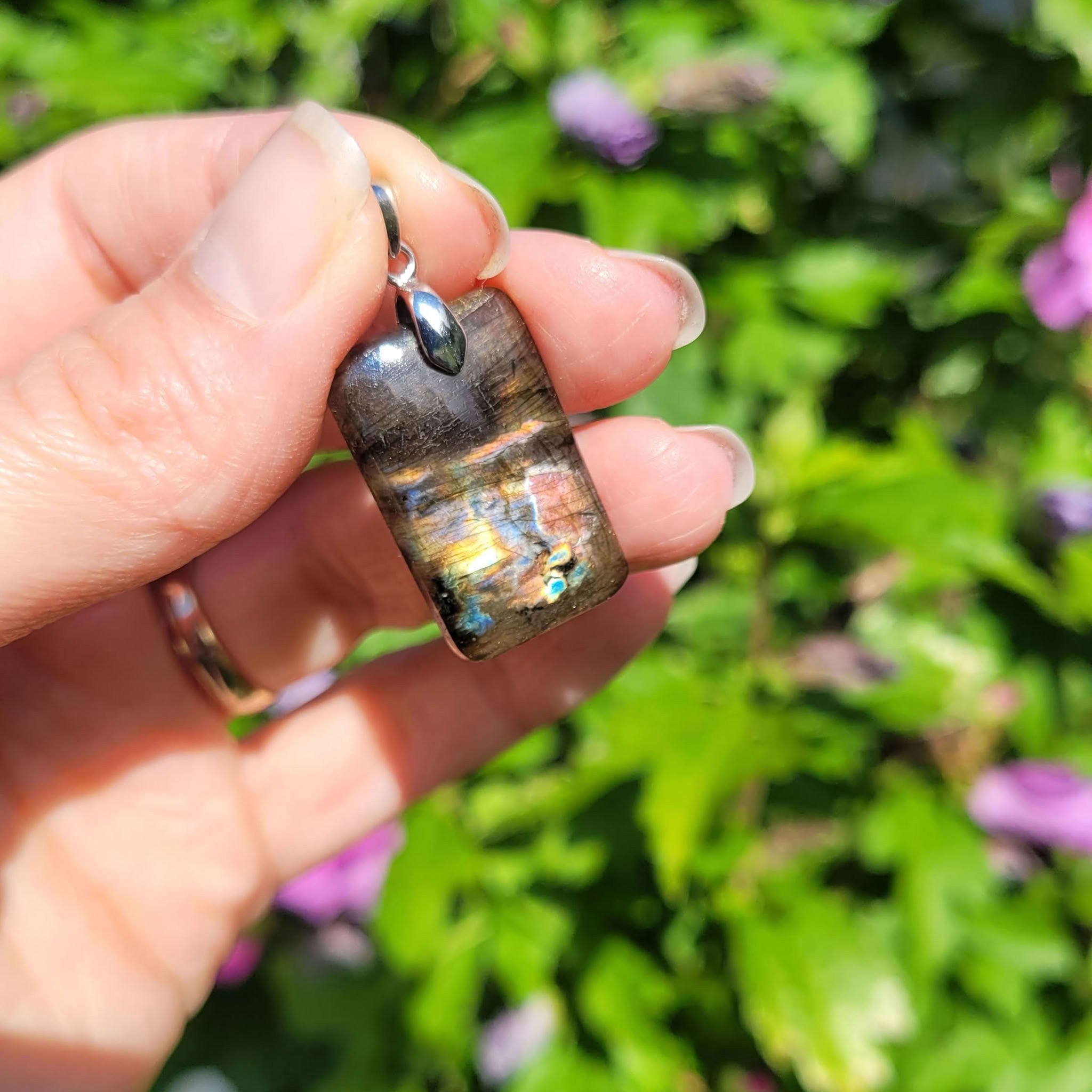 Pendentif en labradorite bélière argentée – 3,7 cm