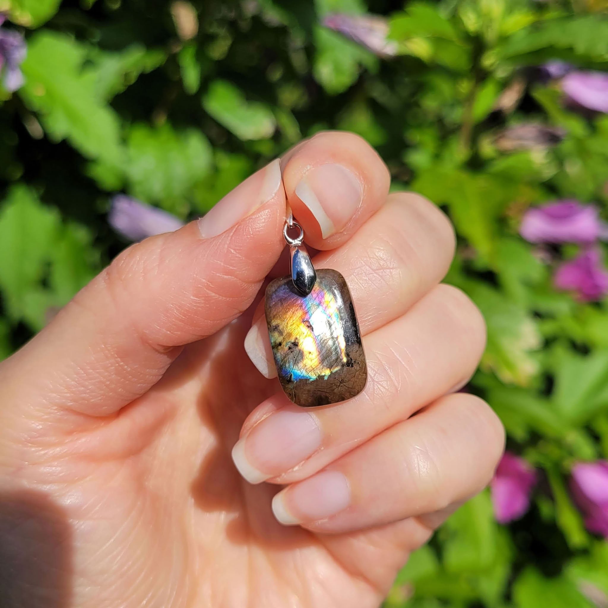 Pendentif en labradorite 2,1 cm bélière argentée