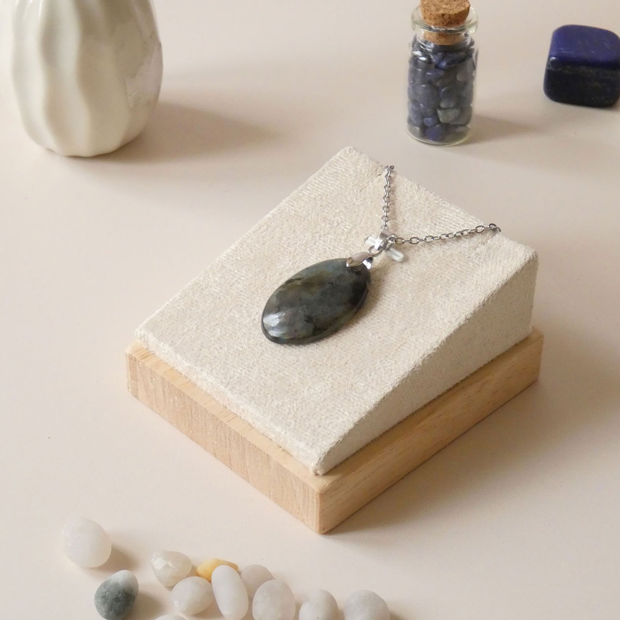 Pendentif en labradorite bélière argentée – 3,1 cm