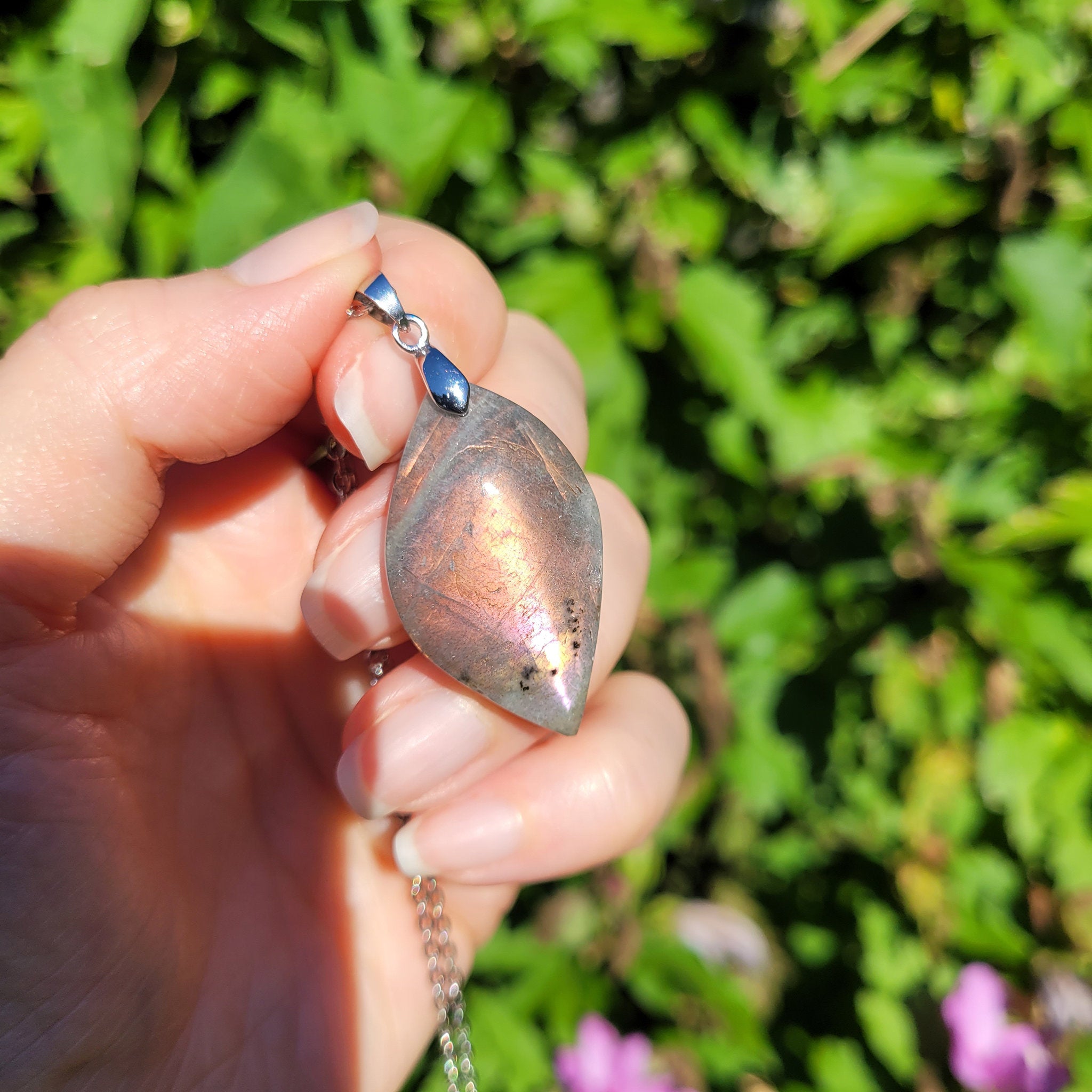 Pendentif en labradorite bélière argentée – 3,7 cm