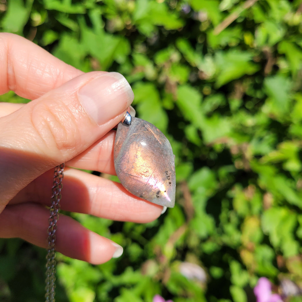 Pendentif en labradorite bélière argentée – 3,7 cm