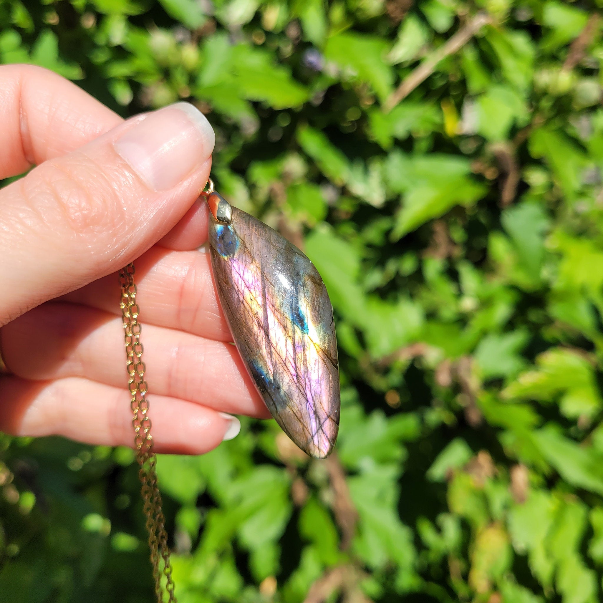 Pendentif en labradorite violette 5,1 cm bélière dorée