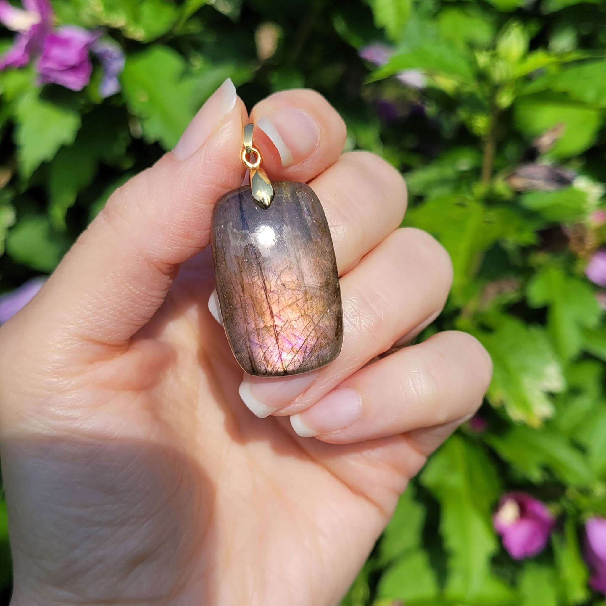 Pendentif en labradorite bélière dorée – 3,3 cm